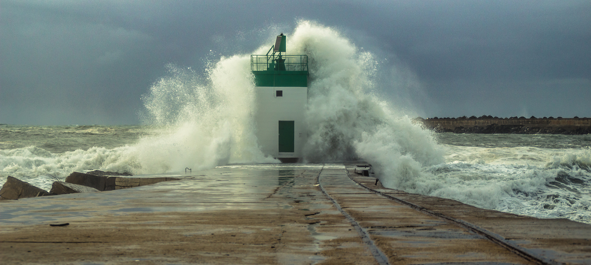 Vagues s'écrasant sur une digue à Anglet.